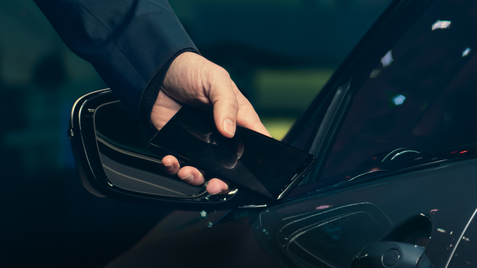 BMW M850i xDrive, juht avab sõidukit nutitelefoni abil, kasutades digitaalset võtit. BMW M850i xDrive, juht avab sõidukit nutitelefoni abil, kasutades digitaalset võtit.