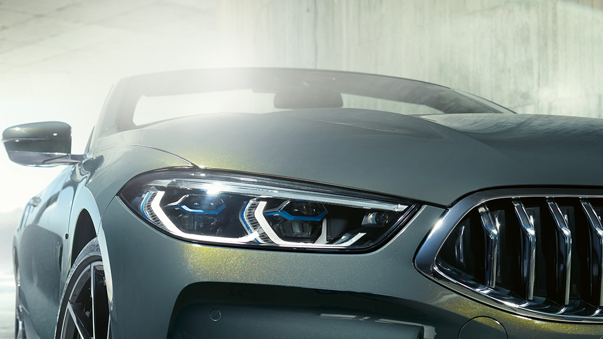 BMW M850i xDrive Dravit Grey metallik, esiosa, vasakul BMW lasertuli. BMW M850i xDrive Dravit Grey metallik, esiosa, vasakul BMW lasertuli.