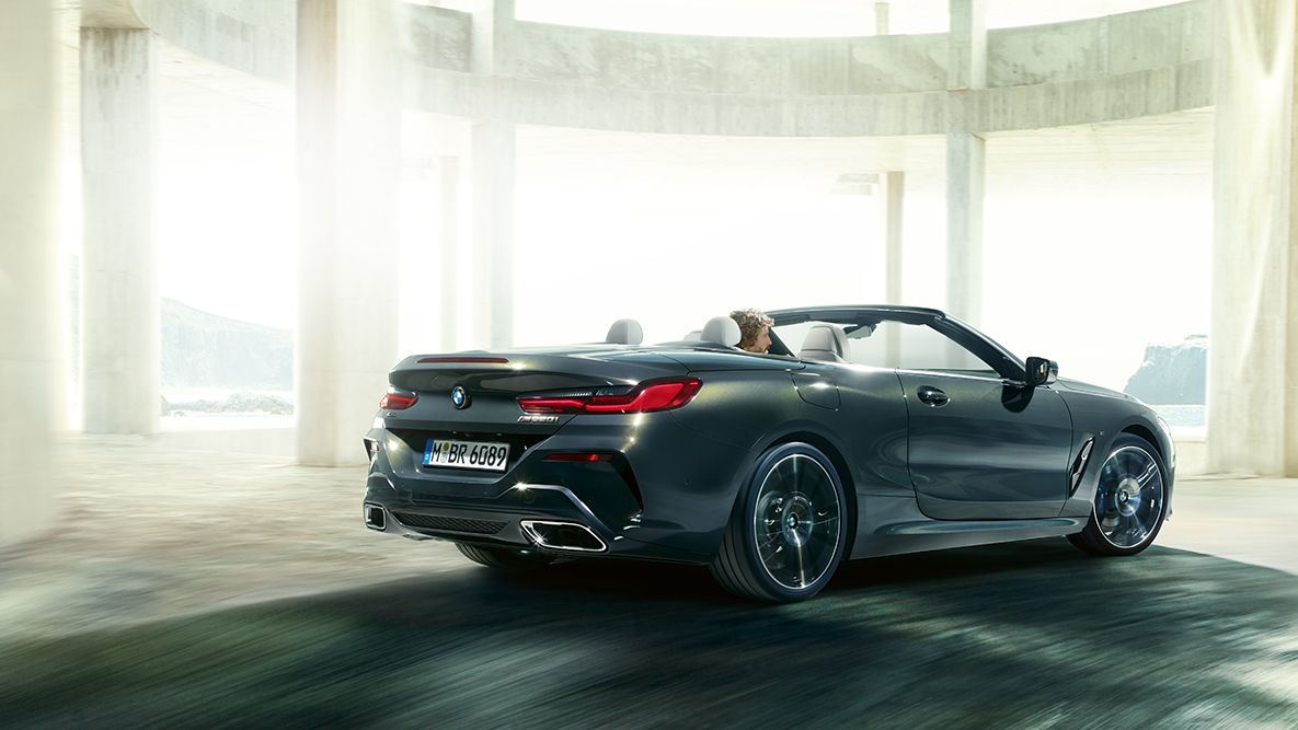 BMW M850i xDrive pehme katus avatud, külgvaade. BMW M850i xDrive pehme katus avatud, külgvaade.
