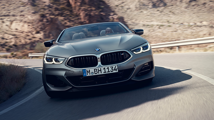 BMW 8. seeria Cabrio M-sportpakett G14 LCI Facelift 2022 eestvaade sõites läbi kurvi BMW 8. seeria Cabrio M-sportpakett G14 LCI Facelift 2022 BMW Individual Frozen Pure Grey metallik eestvaade sõites läbi kurvi