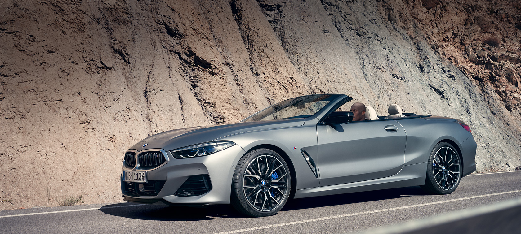 BMW 8. seeria Cabrio G14 LCI Facelift 2022 BMW M850i xDrive BMW Individual Frozen Pure Grey metallik kolm neljandikku külgvaade seistes hoone ees BMW 8. seeria Cabrio G14 LCI Facelift 2022 BMW M850i xDrive BMW Individual Frozen Pure Grey metallik kolm neljandikku külgvaade seistes hoone ees