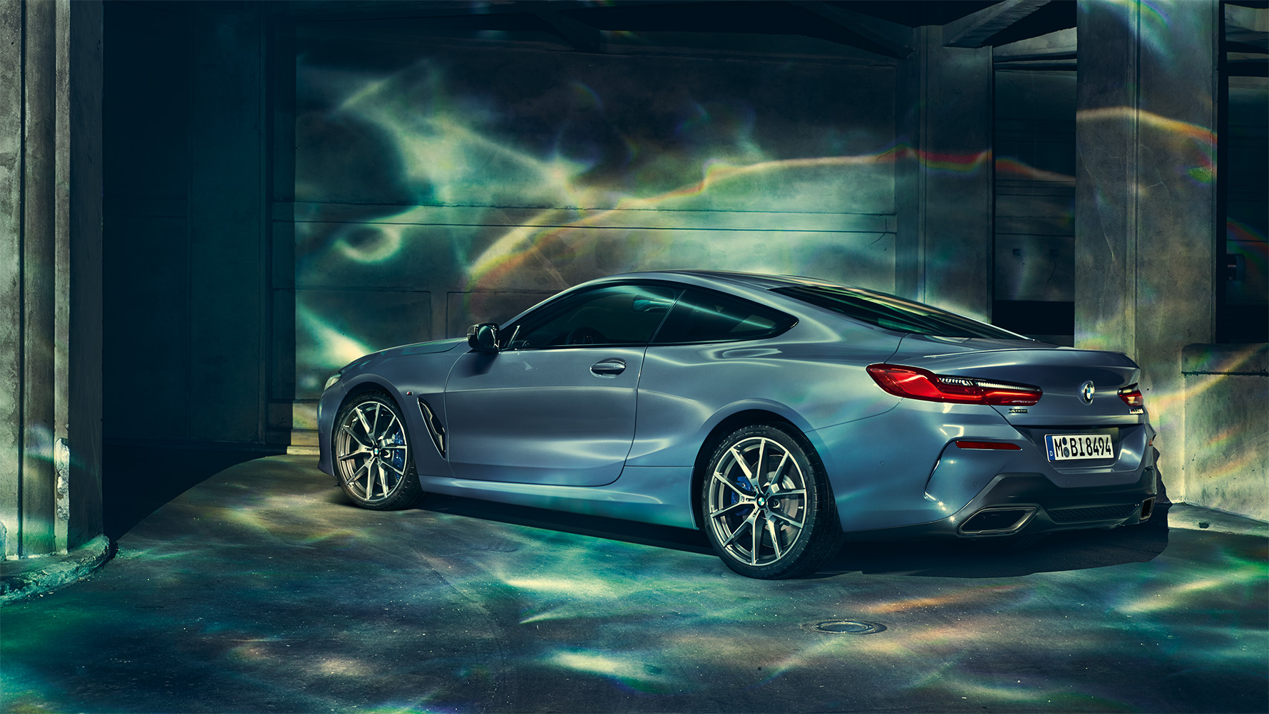 BMW 8. seeria, kolm neljandikku vaade eest BMW 8. seeria Coupé kolm neljandikku eestvaade linnas, pilt.