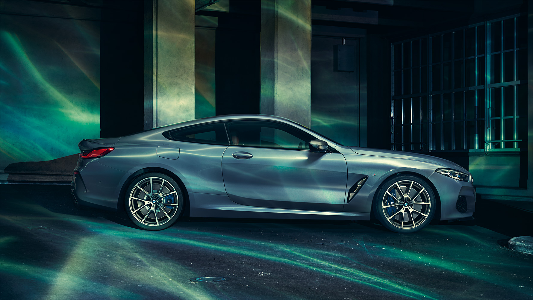 BMW 8. seeria, külgvaade BMW 8. seeria Coupé külgvaade linnas, pilt.