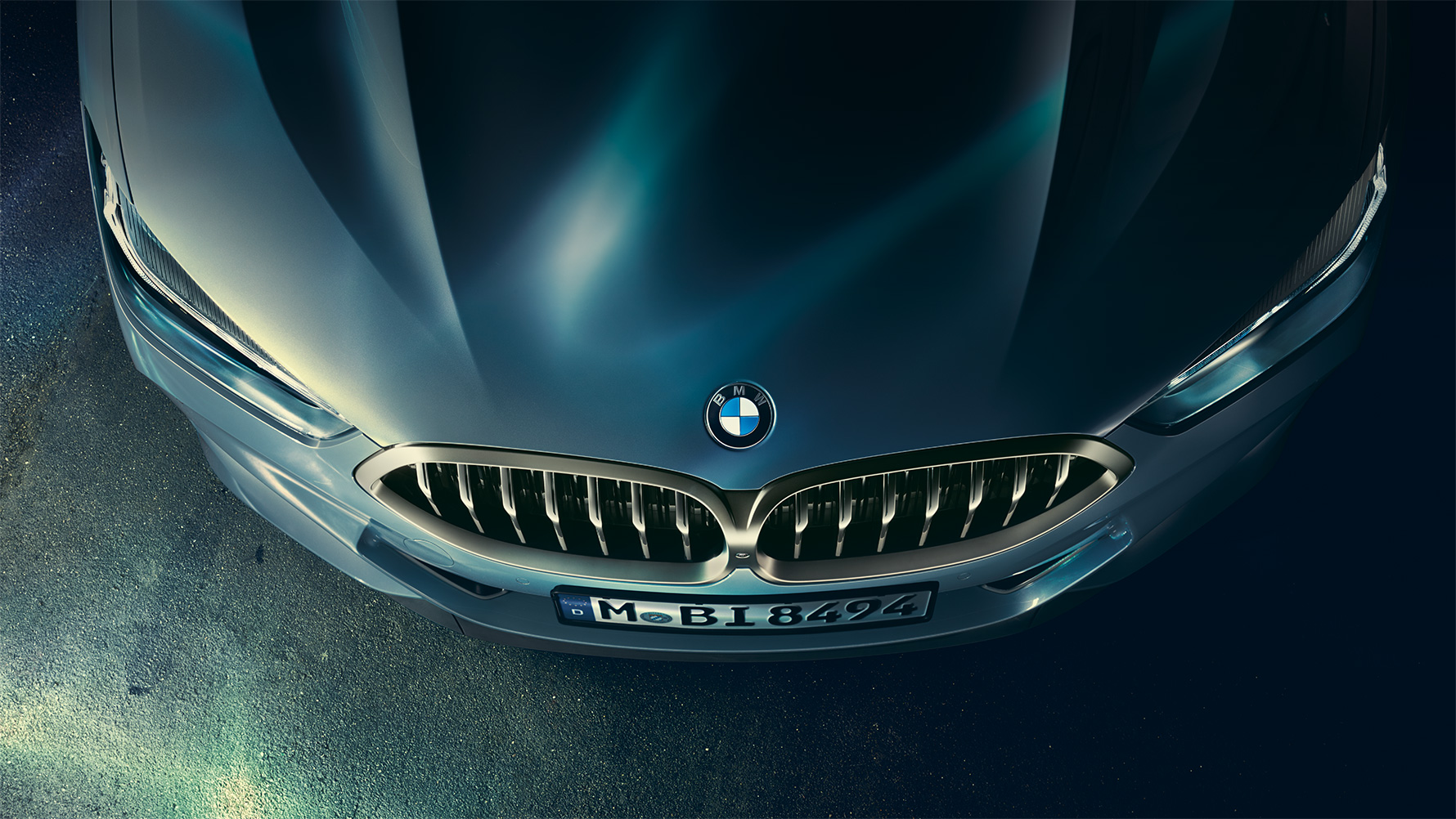 BMW 8. seeria Coupé, mootori kapott BMW 8. seeria Coupé mootorikapoti lähivõte ülalt.
