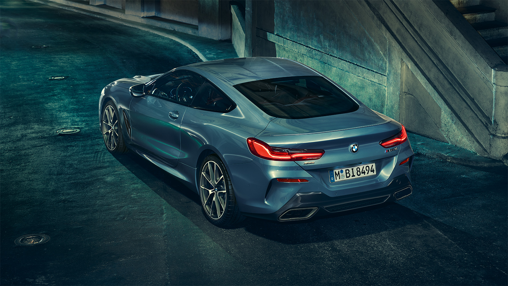 BMW 8. seeria Coupé, kolm neljandikku tagantvaade BMW 8. seeria Coupé kolm neljandikku tagantvaade öises linnas, pilt.