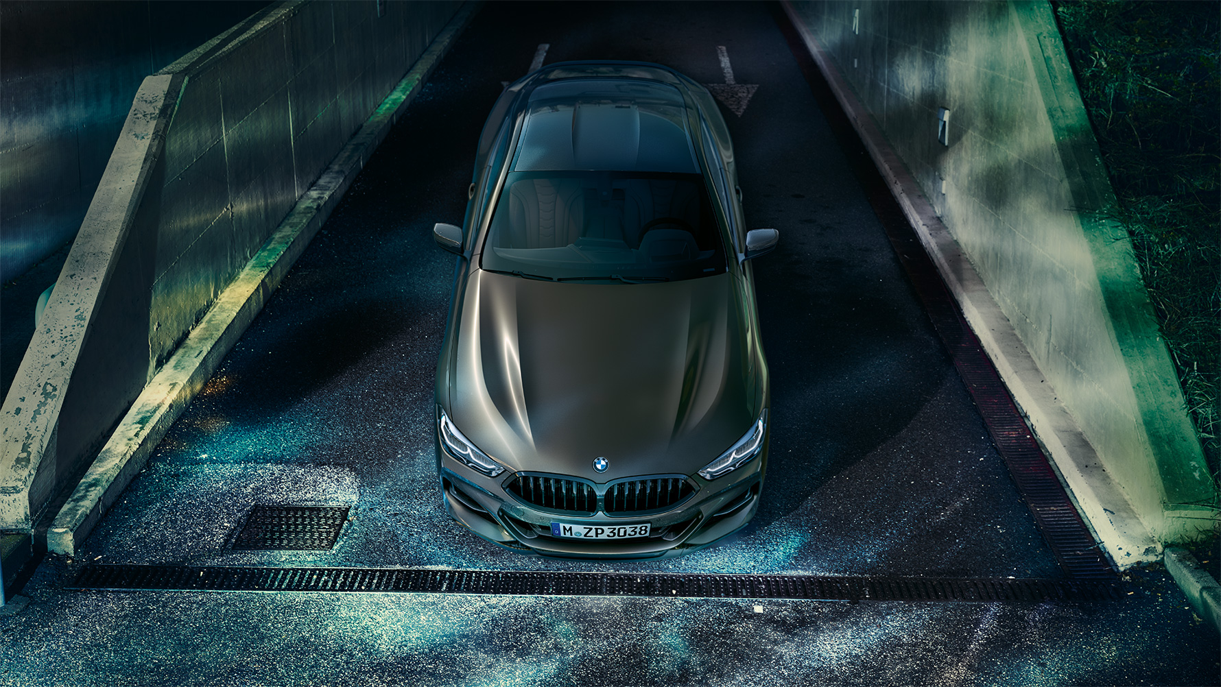 BMW 8. seeria Coupé koos BMW Individual varustusepaketiga eest linnas öösel, pilt. BMW 8. seeria Coupé koos BMW Individual varustusepaketiga eest linnas öösel, pilt.