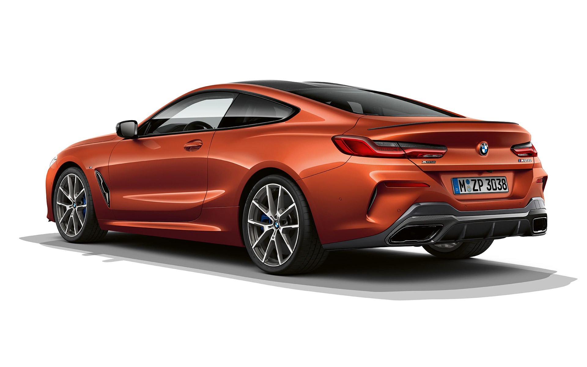 BMW 8. seeria Coupé, Sunset Orange metallik Toonis Sunset Orange metallik BMW 8. seeria Coupé pilt valgel taustal.