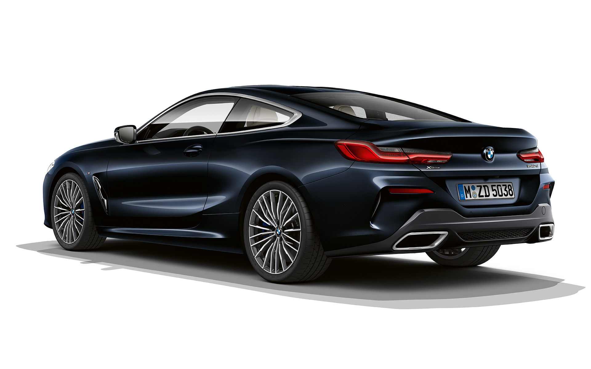BMW 8. seeria Coupé, Carbon Black metallik Toonis Carbon Black metallik BMW 8. seeria Coupé pilt valgel taustal.