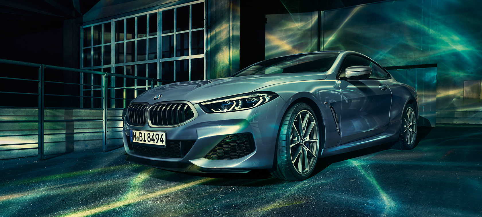 BMW 8. seeria, sõitmine BMW 8. seeria Coupé öösel linnas sõitmas.