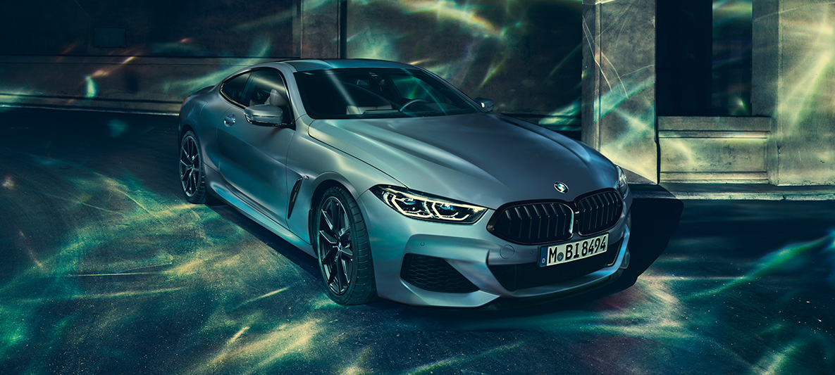 BMW M850i Coupé First Edition, kolmveerandpöördes eestvaade BMW M850i Coupé First Editioni kolmveerandpöördes eestvaate pilt linnas