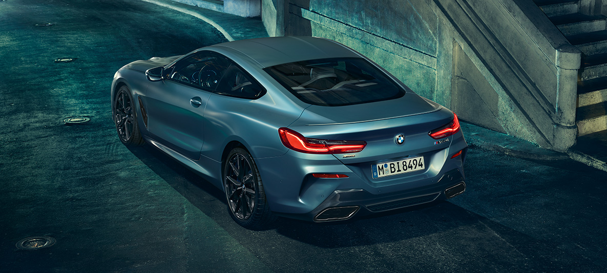BMW M850i Coupé First Edition, kolmveerandpöördes tagantvaade BMW M850i Coupé First Editioni kolmveerandpöördes tagantvaate pilt linnas