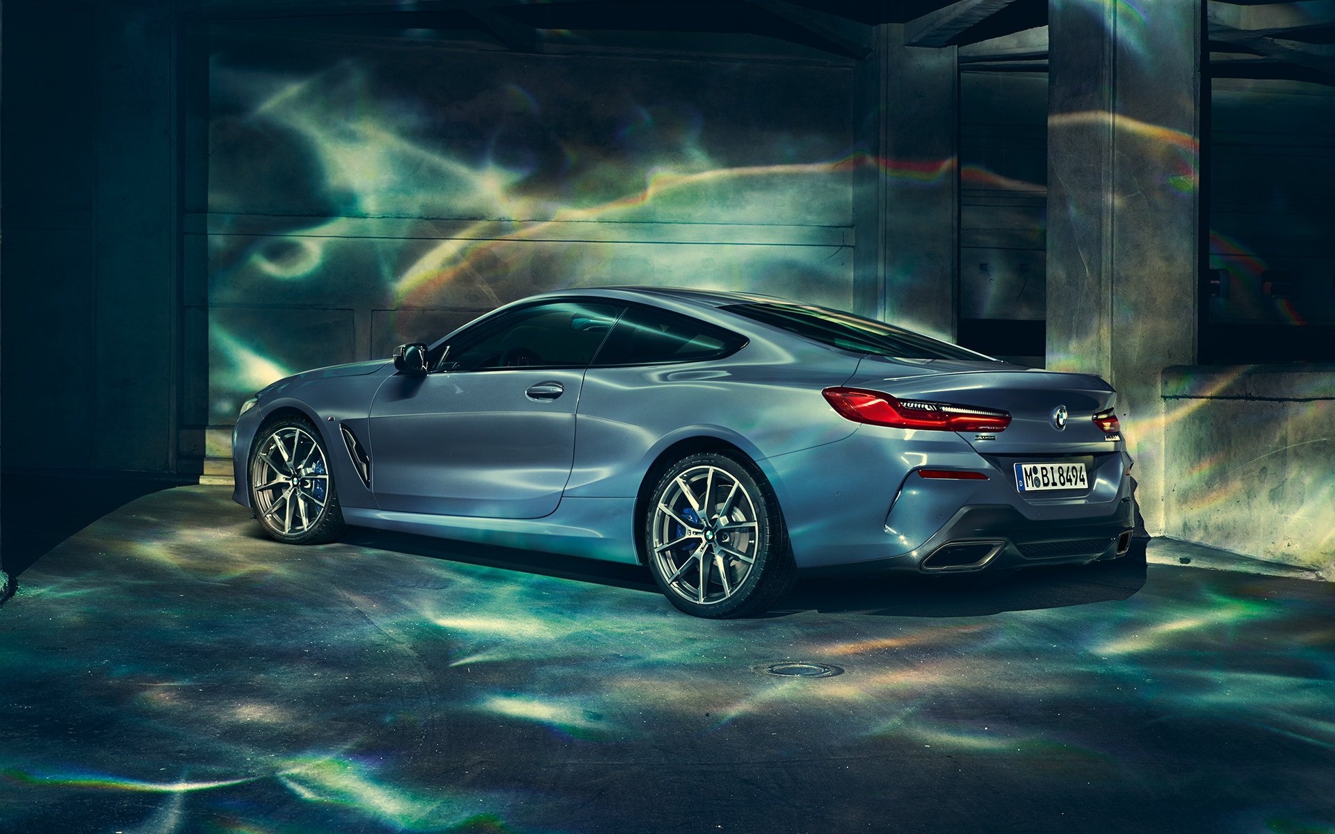 BMW 8. seeria Coupé, vasakult BMW 8. seeria Coupé vaade vasakult linnas, pilt.
