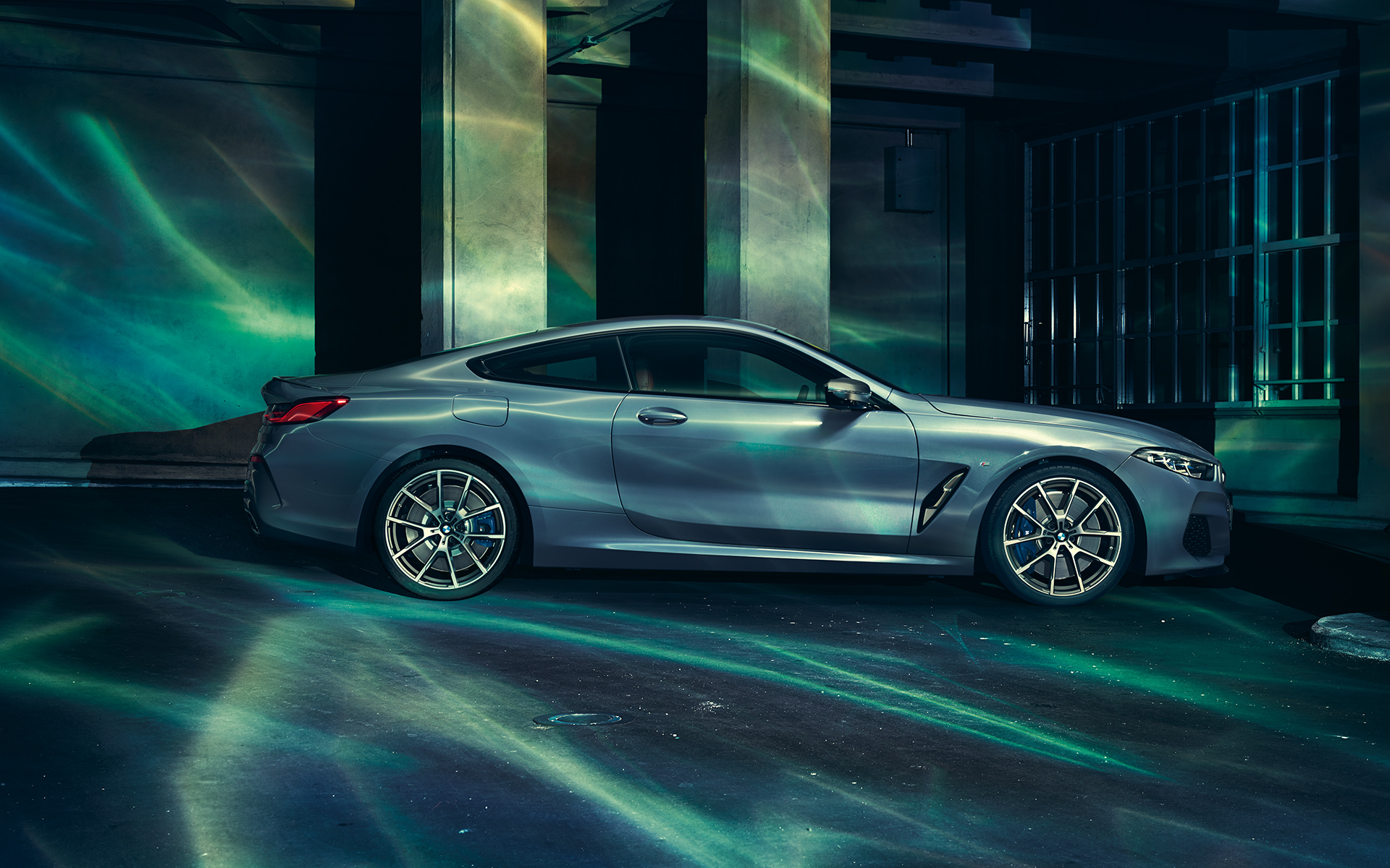 BMW 8. seeria Coupé, paremalt BMW 8. seeria Coupé vaade paremalt linnas, pilt.