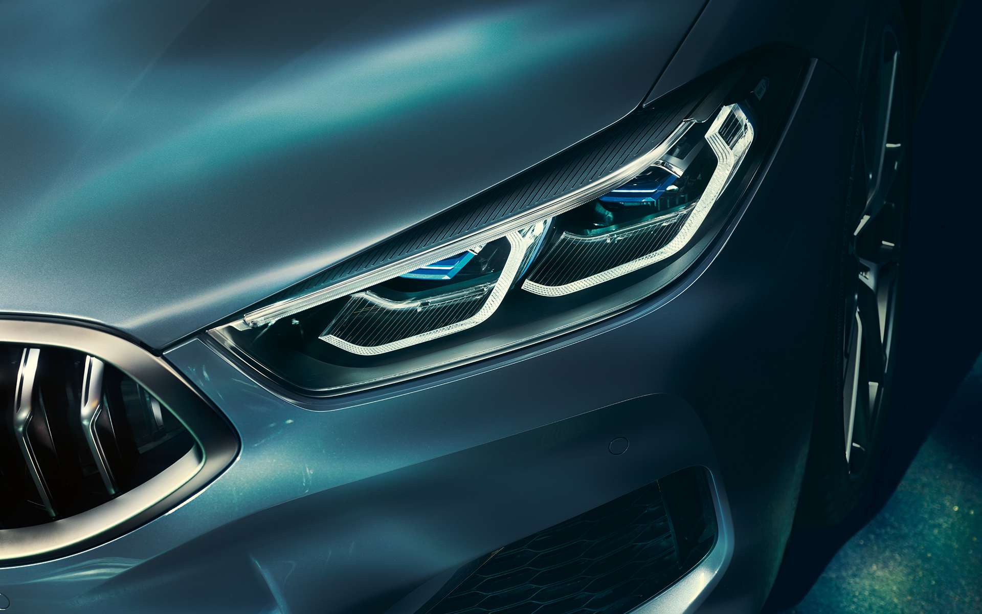 BMW 8. seeria Coupé, lasertuli BMW 8. seeria Coupé esiosa lasertulede lähivõte.