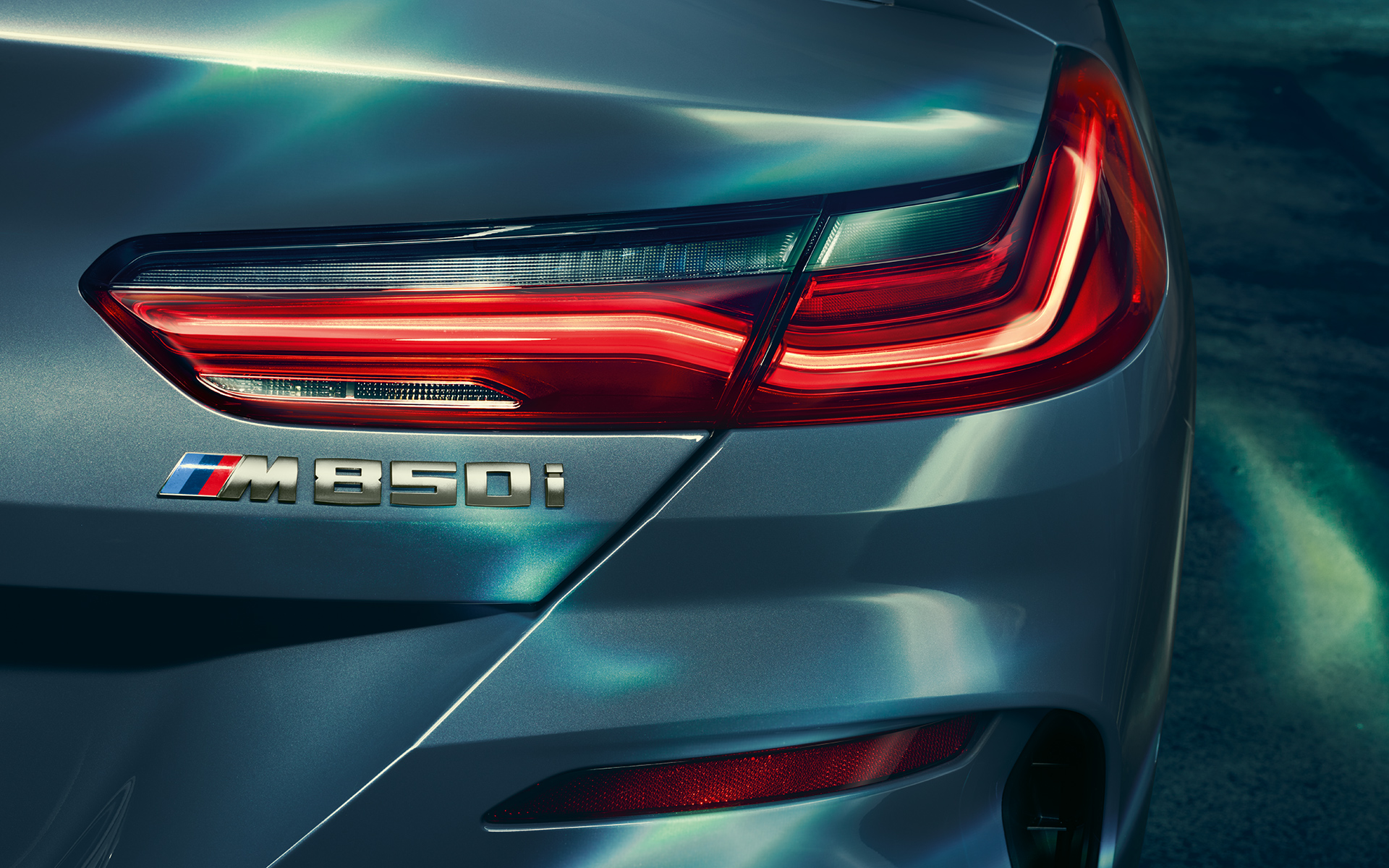Tagatuled ja M850i logo Tagatulede ja M 850i logo lähivõte.