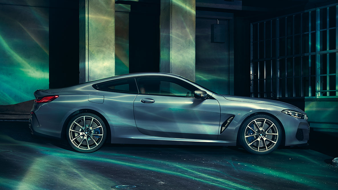 BMW 8. seeria Coupé, külgvaates BMW 8. seeria Coupé külgvaate pilt linnas.