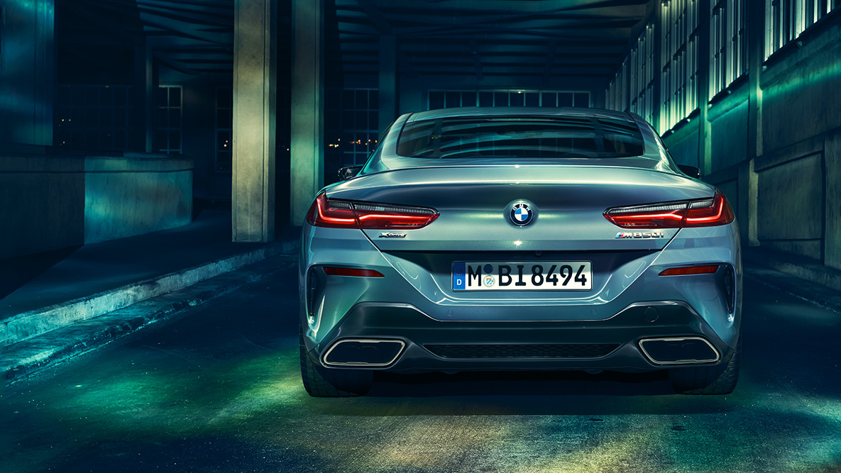 BMW 8. seeria Coupé, tagantvaade. BMW 8. seeria Coupé tagantvaade öises linnas.