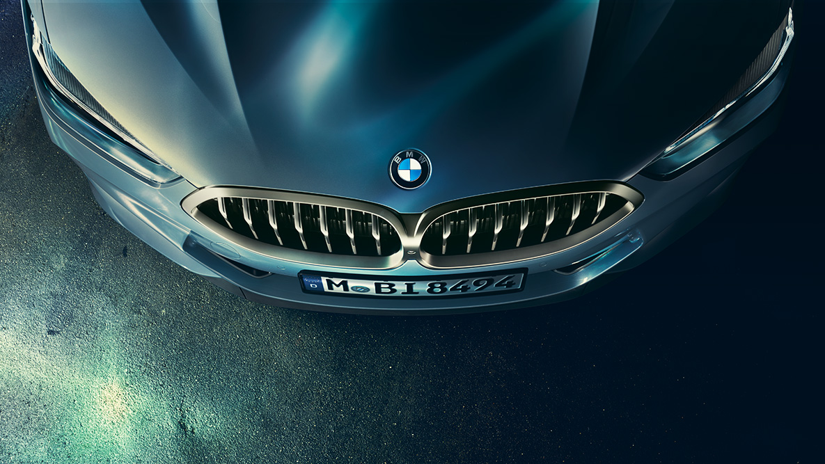 BMW 8. seeria Coupé, mootorikapott. BMW 8. seeria Coupé mootorikapoti lähivaade ülalt.
