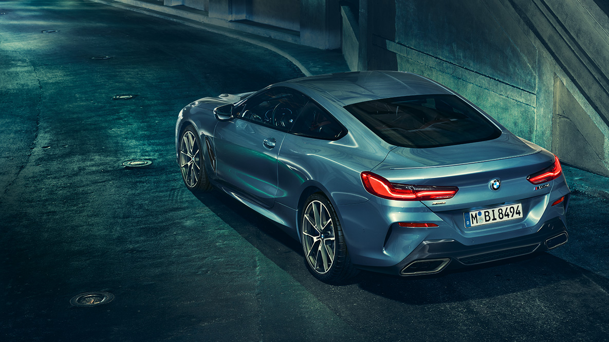 BMW 8. seeria Coupé, kolm neljandikku tagantvaade. BMW 8. seeria Coupé kolm neljandikku tagantvaade öise linna taustal.
