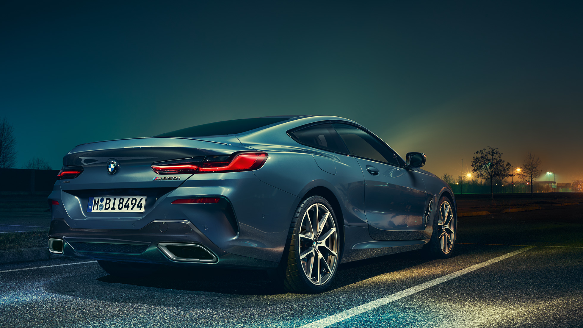 BMW 8.seeria Coupé, kolm neljandikku tagantvaade. BMW 8. seeria Coupé, kolm neljandikku tagantvaates, seisab öise vaate taustal.