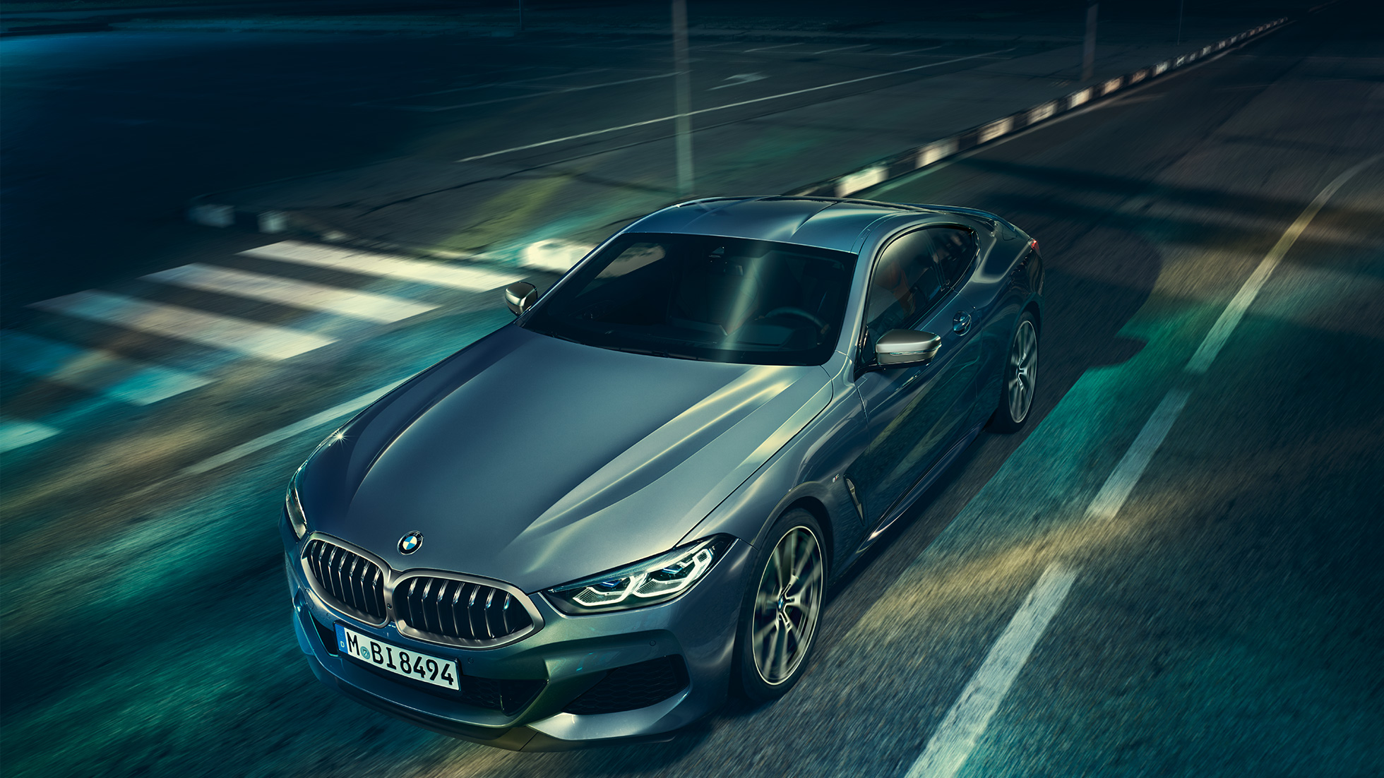 BMW 8. seeria Coupé, kolm neljandikku eestvaade. BMW 8. seeria Coupé, kolm neljandikku eestvaatega mootorikapotile.
