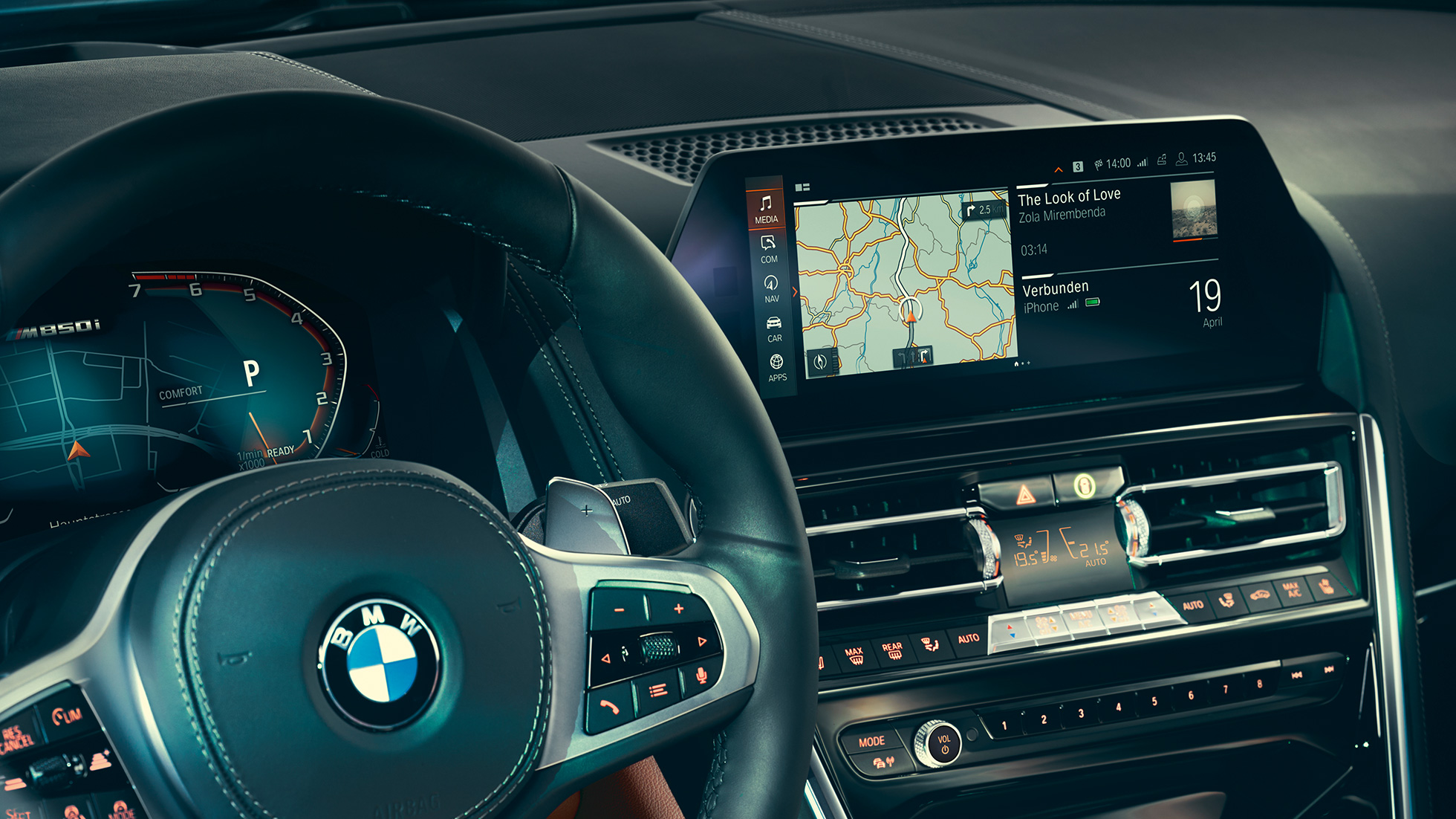 BMW 8. seeria Coupé, juhikoht. BMW 8. seeria Coupé, juhikoht, lähivaade koos rooli ja keskpaneeli ekraaniga.