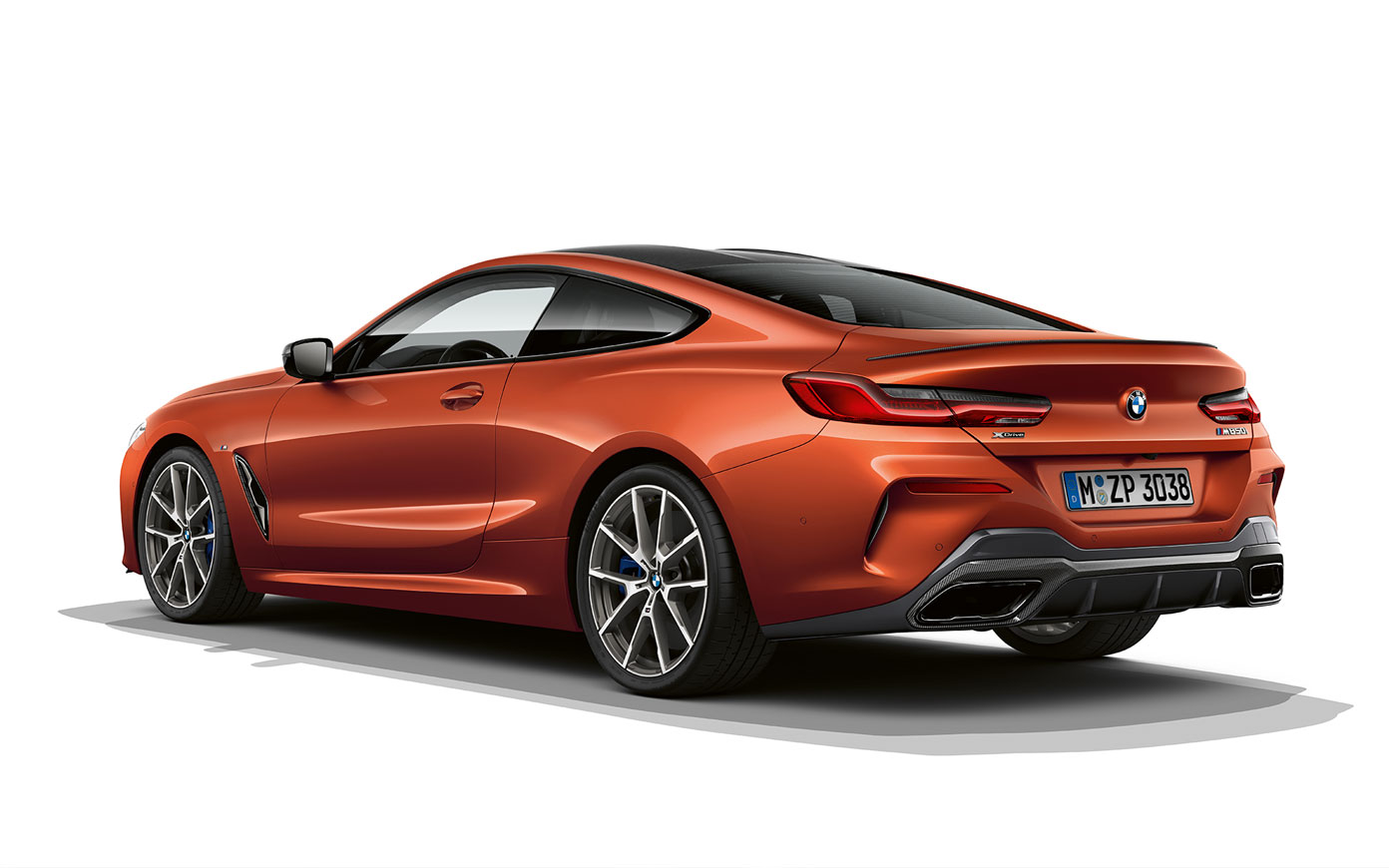BMW 8. seeria Coupé, Sunset Orange metallik. Toonis Sunset Orange metallik BMW 8. seeria Coupé pilt valgel taustal.