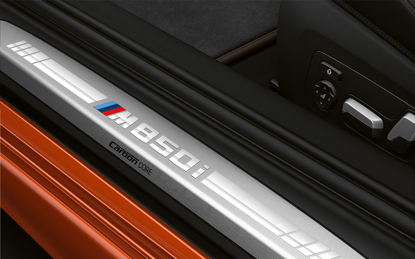 BMW 8. seeria Coupé, M850i ukselävi. BMW 8. seeria Coupé M850i logoga ukselävi lähivõte.