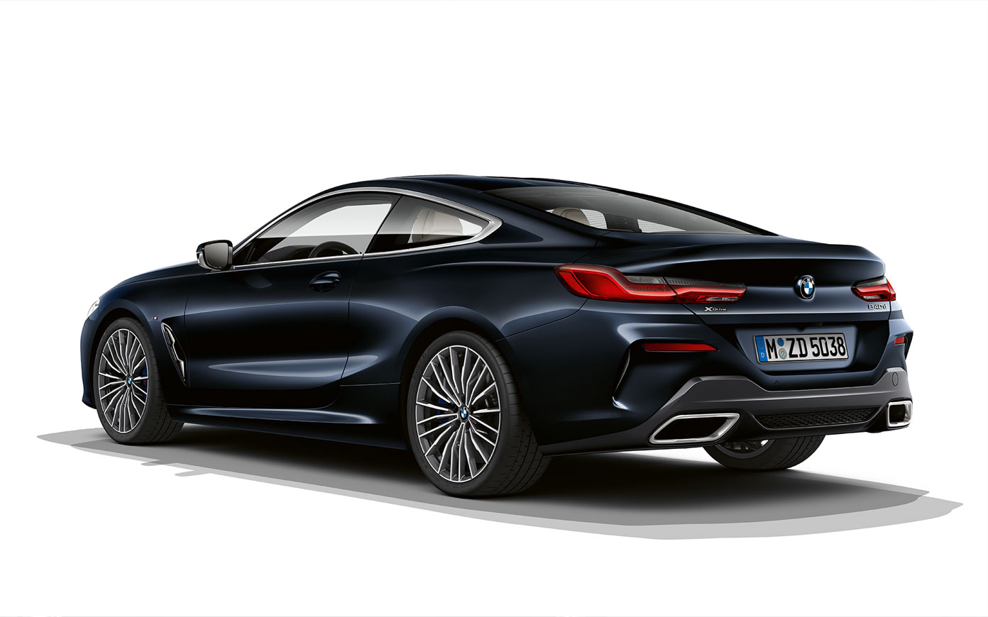 BMW 8. seeria Coupé, Carbon Black metallik. Toonis Carbon Black metallik BMW 8. seeria Coupé pilt valgel taustal.