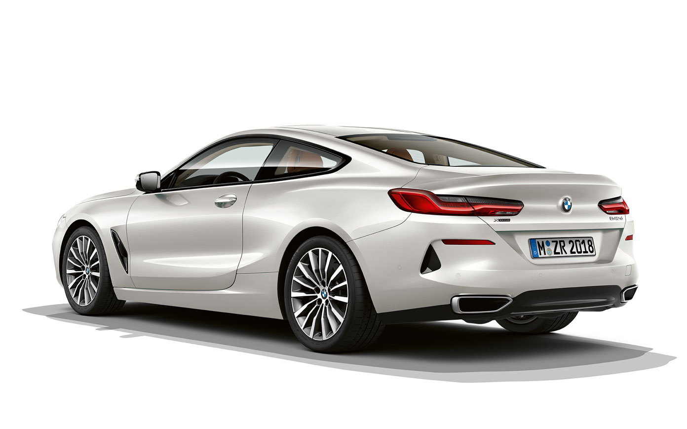 BMW 8. seeria Coupé, Mineral White metallik. Mineral White metalliktoonis BMW 8. seeria Coupé pilt valgel taustal.