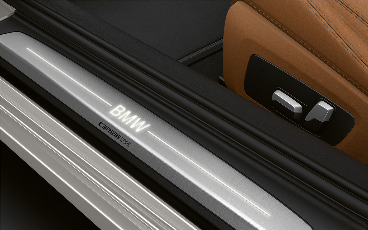 BMW 8. seeria Coupé, BMW logoga ukselävi. BMW 8. seeria Coupé BMW logoga ukselävi lähivõte.