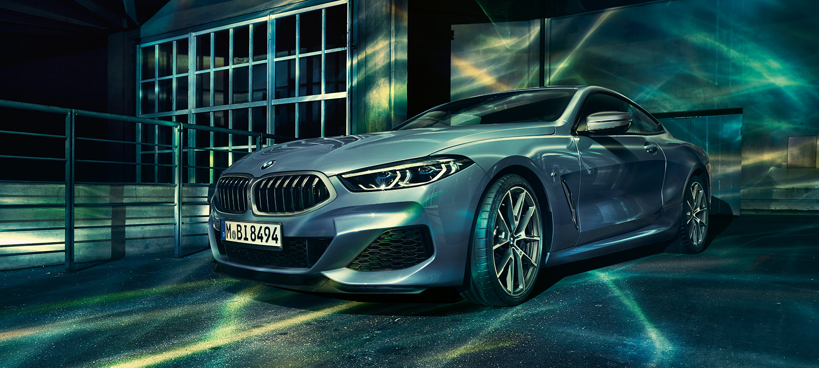 BMW 8. seeria Coupé kolm neljandikku eestvaates paremalt. BMW 8. Seeria Coupé, kolm neljandikku eestvaade, tööstusliku hoone ees.