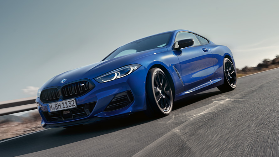 BMW M850i xDrive Coupé G15 LCI Facelift 2022 M Portimao Blue metallik kolm neljandikku eestvaade BMW M850i xDrive Coupé G15 LCI Facelift 2022 M Portimao Blue metallik kolm neljandikku eestvaade sõites