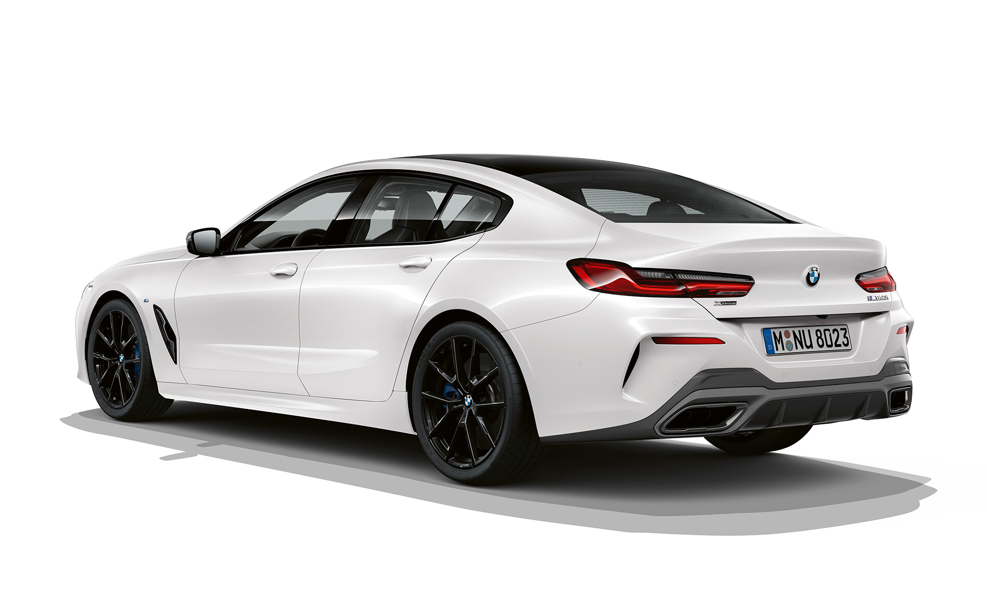 Pure Contrasti kolm neljandikku tagantvaade BMW 8. seeria Gran Coupé, Pure Contrasti kolm neljandikku tagantvaade