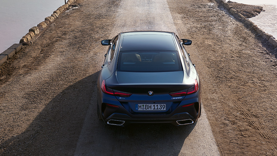 BMW M850i xDrive Gran Coupé G16 LCI Facelift 2022 BMW Individual Frozen Tanzanite Blue metallik tagantvaade ülevalt BMW M850i xDrive Gran Coupé G16 LCI Facelift 2022 BMW Individual Frozen Tanzanite Blue metallik tagantvaade ülevalt