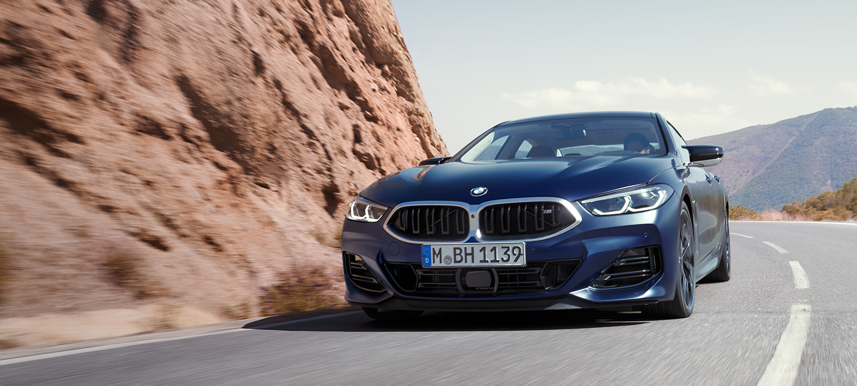 BMW 8. seeria Gran Coupé G16 LCI Facelift 2022 BMW Individual Frozen Tanzanite Blue metallik kolm neljandikku eestvaade mägiteel sõites