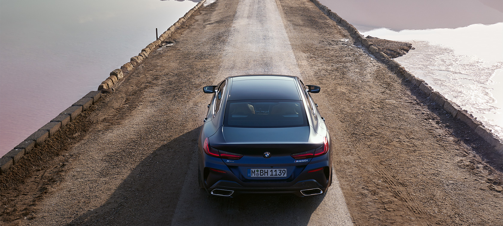 BMW 8. seeria Gran Coupé G16 LCI Facelift 2022 BMW M850i xDrive BMW Individual Frozen Tanzanite Blue metallik kolm neljandikku külgvaade seistes hoone ees BMW 8. seeria Gran Coupé G16 LCI Facelift 2022 BMW M850i xDrive BMW Individual Frozen Tanzanite Blue metallik kolm neljandikku külgvaade seistes hoone ees