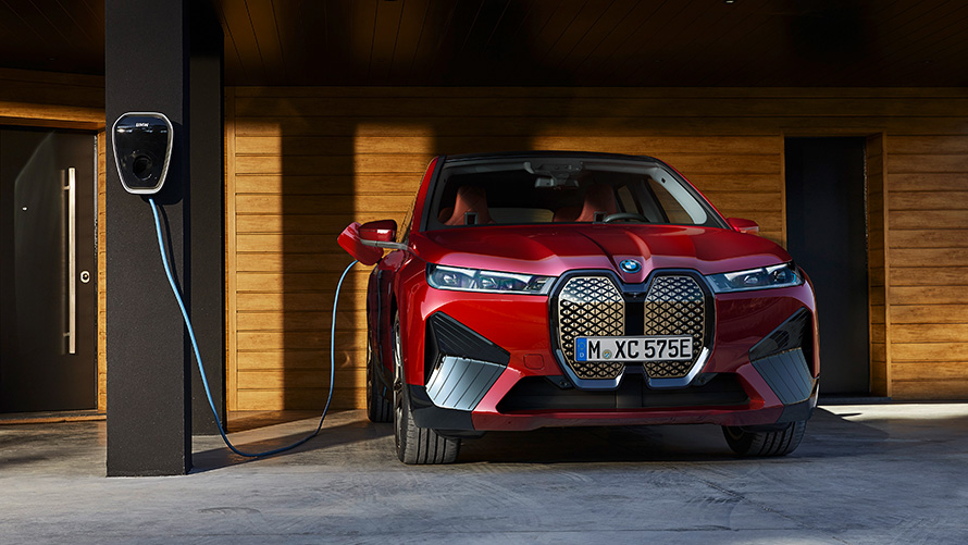BMW iX i20 elektrilise SUV BMW iX xDrive50 laadimine BMW iX i20 2021 elektriline SUV BMW iX xDrive50 Aventurin Red laadimas, BMW Wallboxiga laadimine