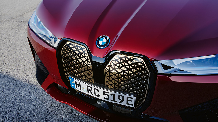 BMW iX i20 elektriline SUV BMW iX xDrive50 Shy Tech BMW iX i20 2021 elektrilise SUV BMW iX xDrive50 Aventurin Red eestvaade, BMW neerukujuline iluvõre Shy Tech