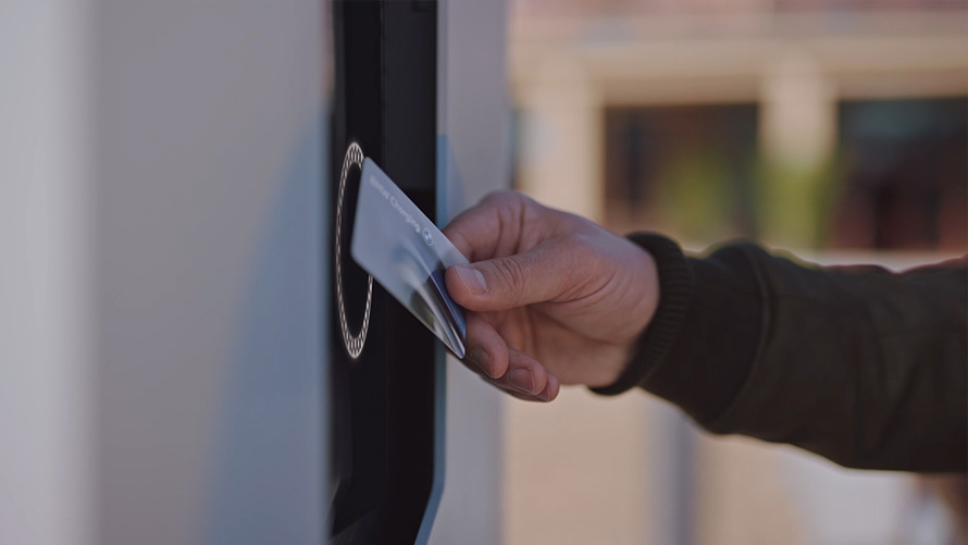 BMW iX i20, elektrilise SUV avalikus laadimisjaamas laadimine, video BMW iX i20 2021, elektrilise SUV avalikus laadimisjaamas laadimine, video