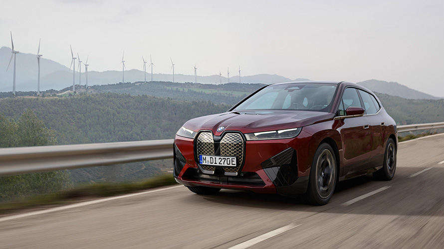 BMW iX xDrive50 i20, elektriline SUV, säästlikkus BMW iX xDrive50 i20 2021, elektriline SUV mereäärsel maanteel sõitmas, säästlikkus