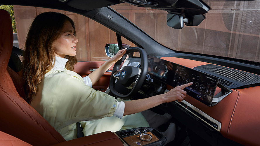 BMW iX i20 electric SUV BMW iDrive BMW iX i20 2021, elektrilise SUV BMW iDrive’i salong, Suite’i juhikoht