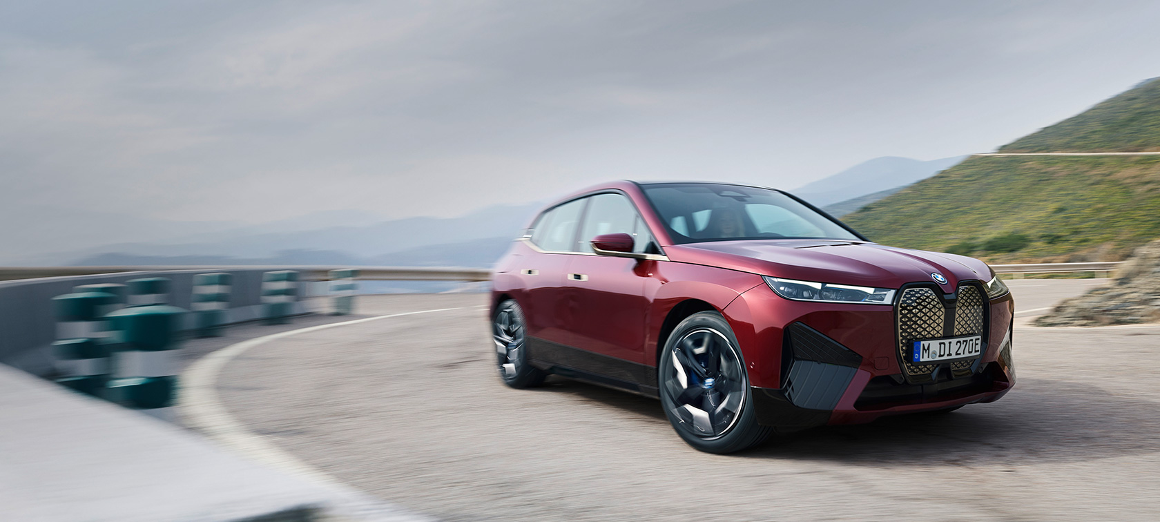 BMW iX i20 2021, elektriline SUV BMW iX xDrive50 Aventurin Red, rannikul