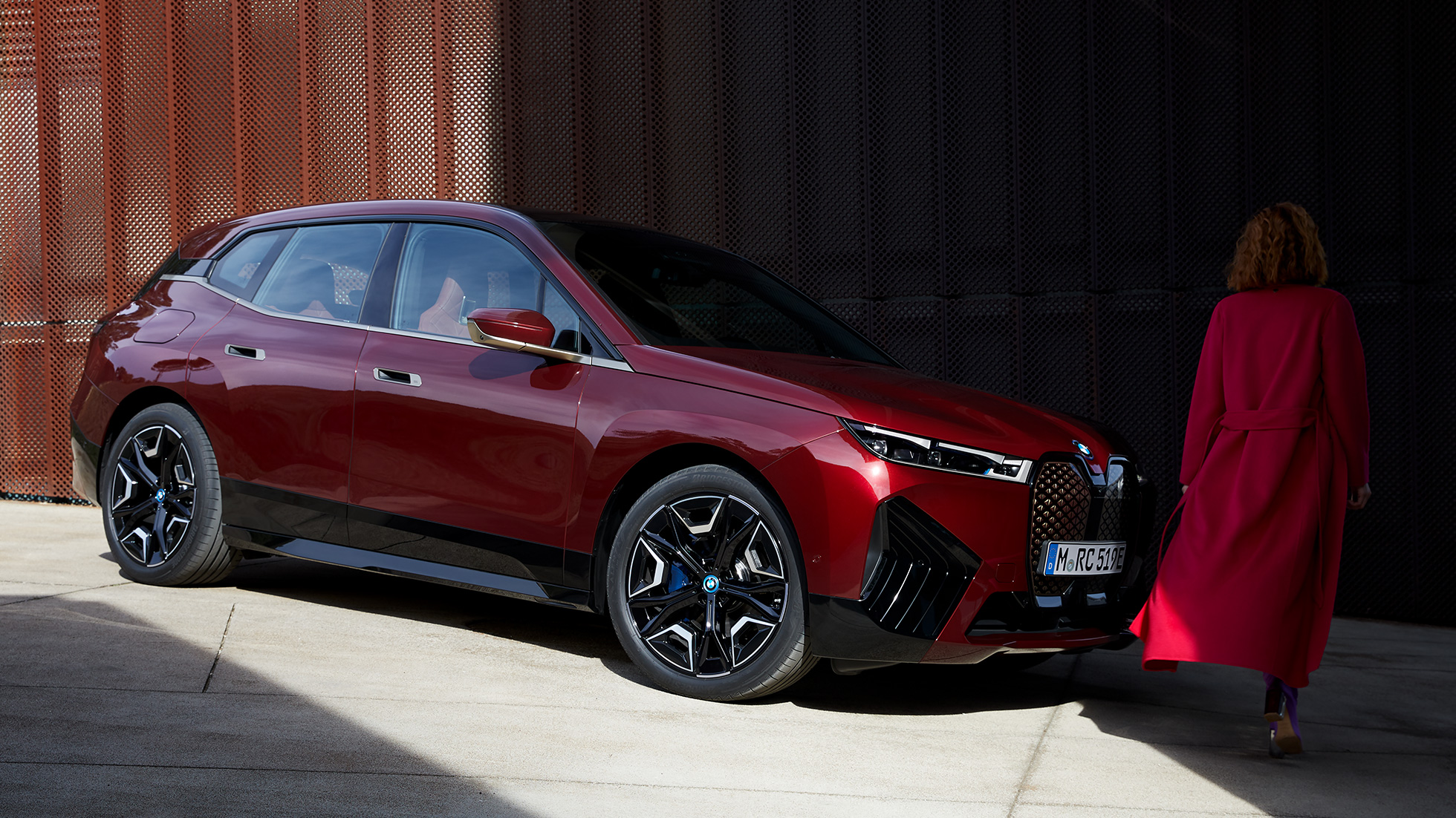BMW iX kolm neljandikku külgvaade BMW iX Aventurin Red i20 kolm neljandikku külgvaade