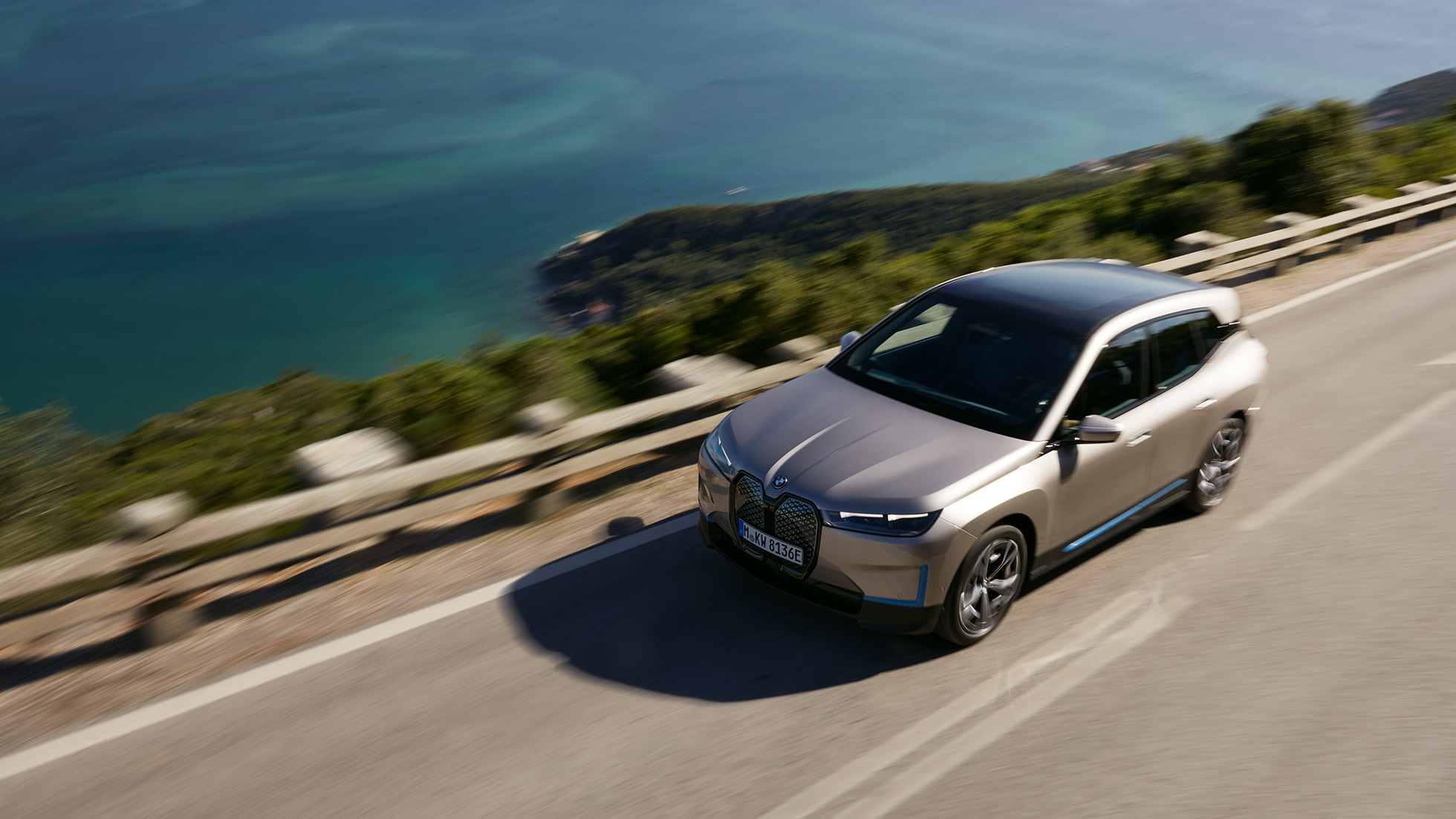 BMW iX ülaltvaade teel BMW iX Cashmere Silver i20 ülaltvaade teel