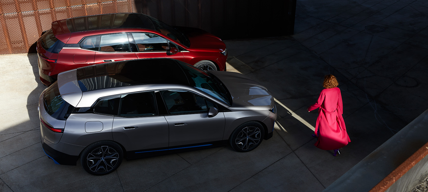 BMW iX ülaltvaade modelliga BMW iX Aventurin Red ja Cashmere Silver i20 ülaltvaade modelliga