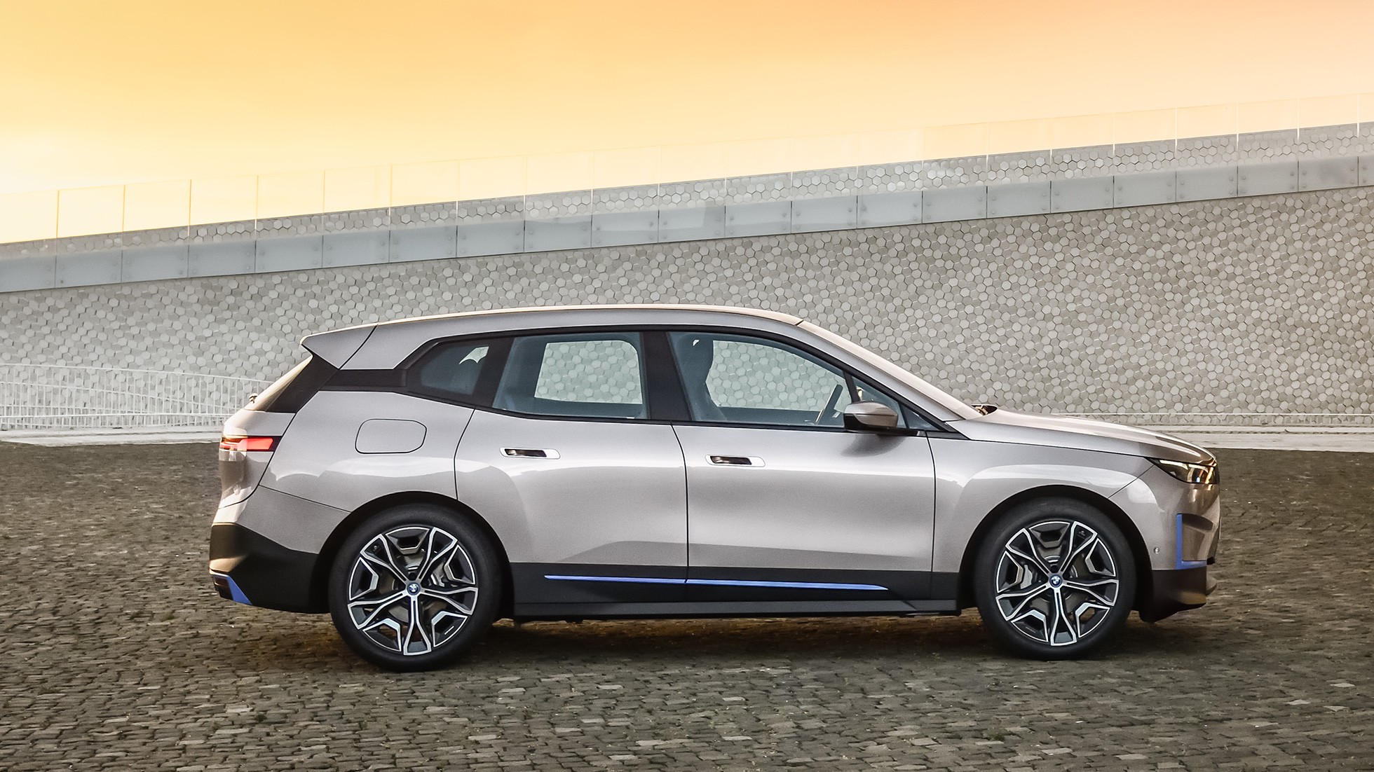 BMW iX külgvaade BMW iX Cashmere Silver i20 külgvaade