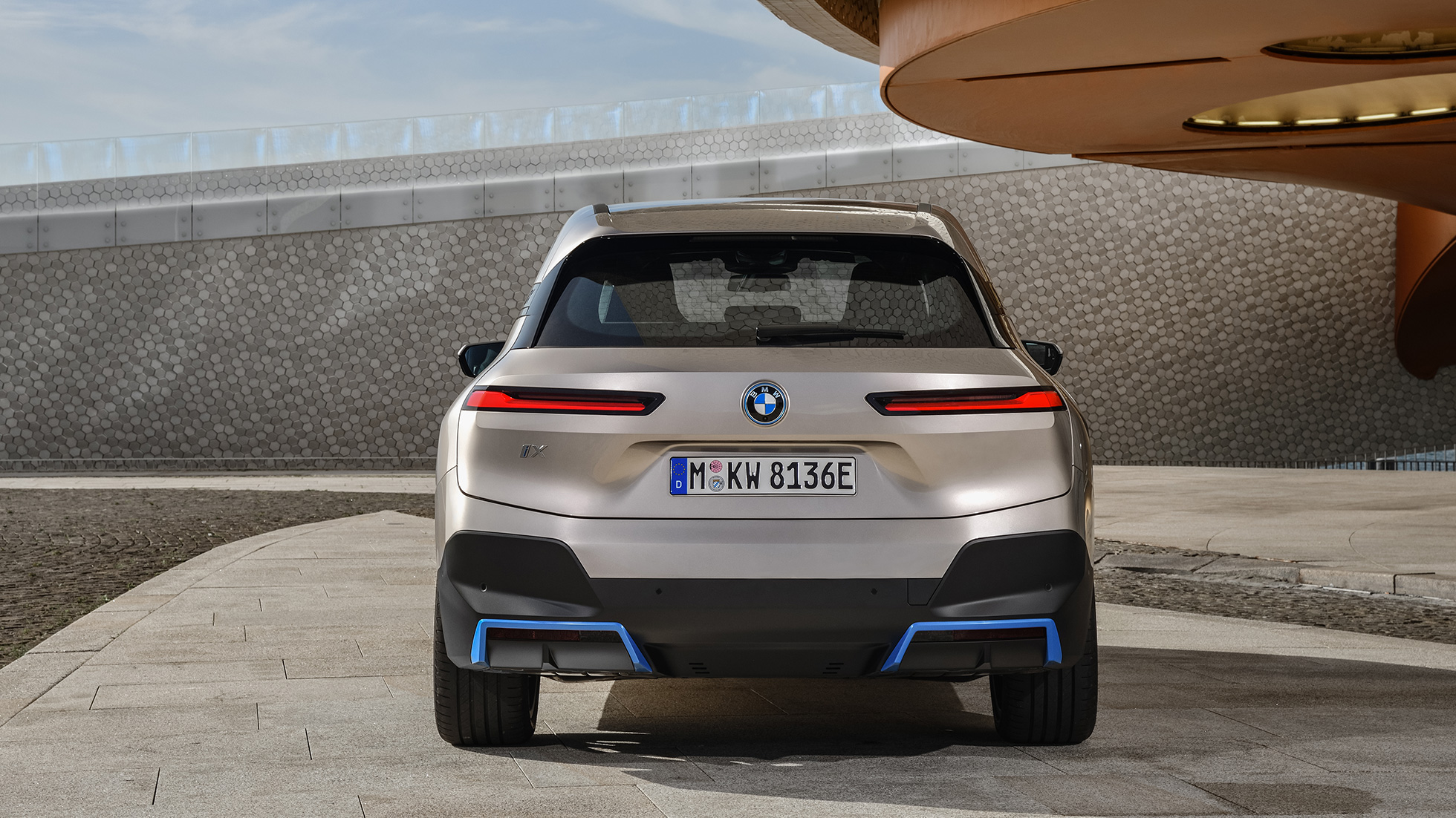 BMW iX tagantvaade BMW iX Cashmere Silver i20 tagantvaade