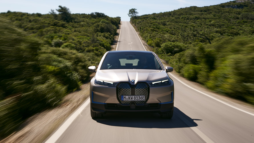 BMW iX eestvaade teel BMW iX Cashmere Silver i20 eestvaade teel