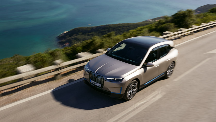 BMW iX ülaltvaade teel BMW iX Cashmere Silver i20 ülaltvaade teel